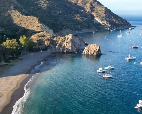 Enjoy flexibility Sleep under the stars by the sound of the waves on the largest beach of Catalina Island, with direct access to the ocean